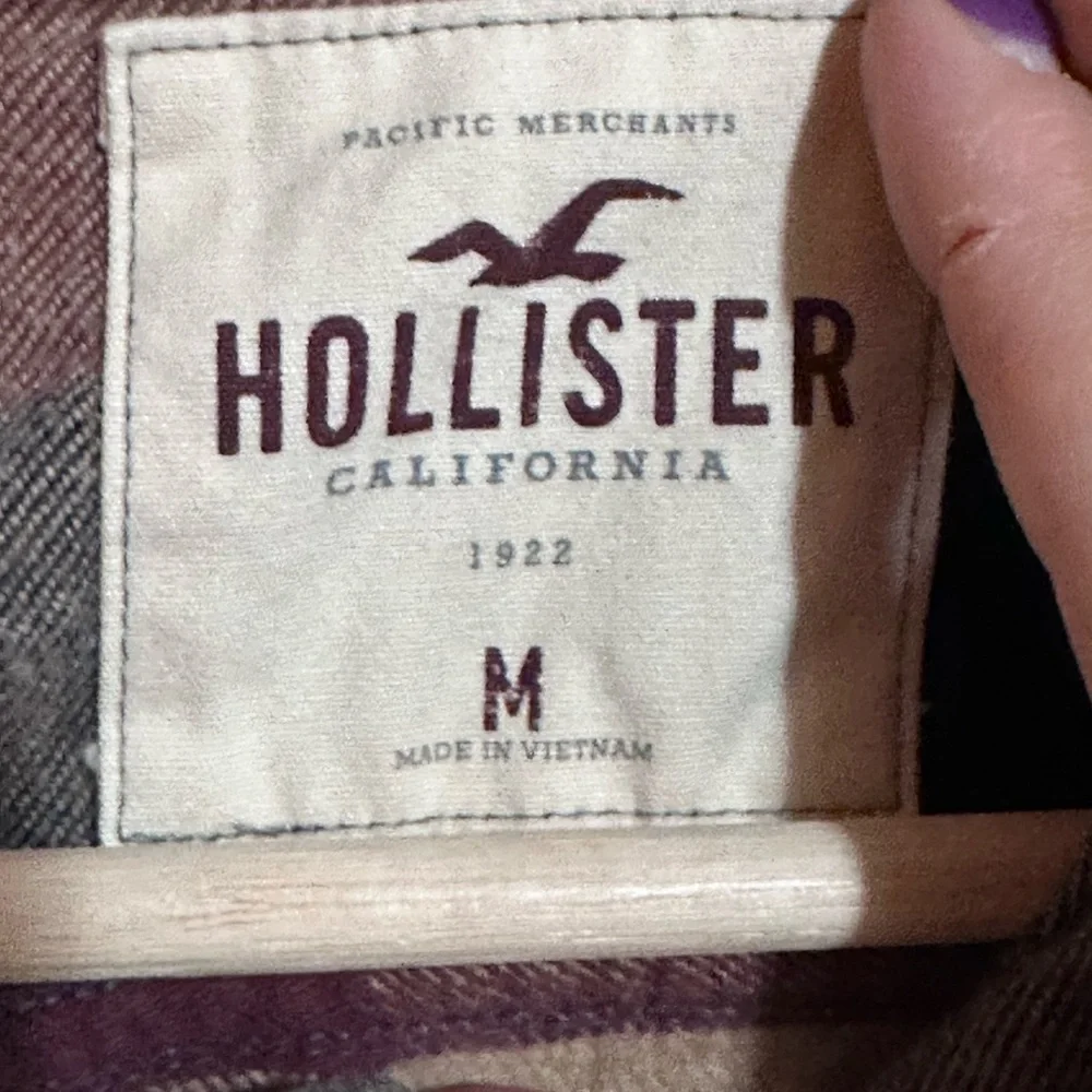 Hollister sz medium Men's Casual Plaid Shirt - Burgundy, Navy, and Tan (F) - Picture 7 of 7